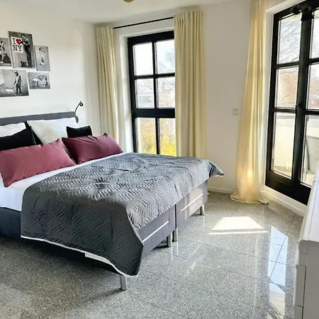 Renoviert Und Neu Mobliert Mit 2 Balkonen Munich