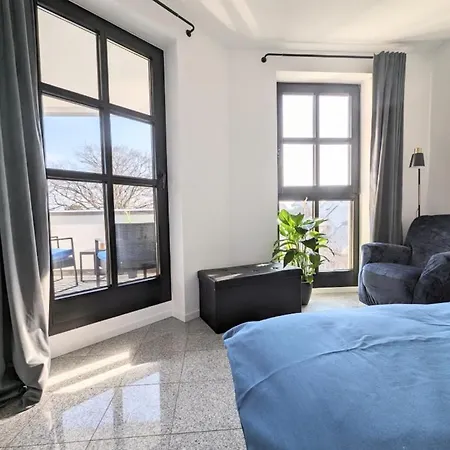 Renoviert Und Neu Mobliert Mit 2 Balkonen Διαμέρισμα *