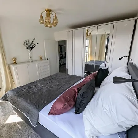 Renoviert Und Neu Mobliert Mit 2 Balkonen Διαμέρισμα