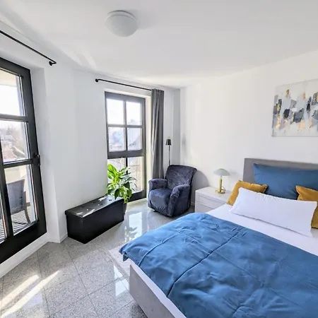 Renoviert Und Neu Mobliert Mit 2 Balkonen Διαμέρισμα *